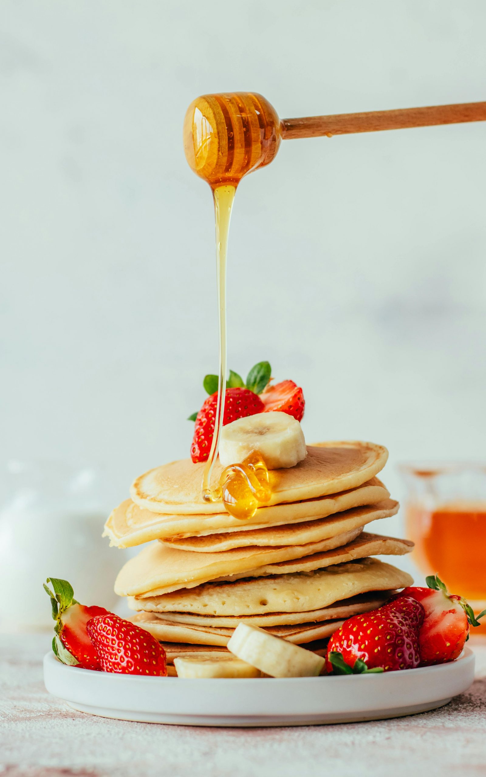 miel cayendo sobre tortitas americanas